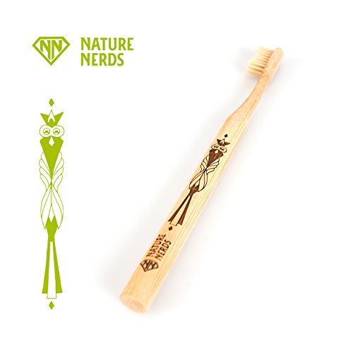 Nature Nerds – Bambus Zahnbürste im Set (4er Pack) ♻ Griff und Verpackung zu 100 % aus nachhaltig angebauten Bambus und zu 100% biologisch abbaubar, 100% Vegan, 100% BPA-frei /// Härtegrad: Mittel, nachhaltige Hand Zahnbürste //// Artwork Laserprint - 4