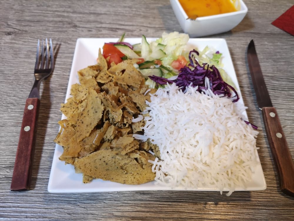 Veganer Dönerteller mit Seitan, Reis und Mangosauce