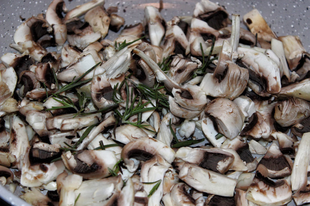 Champignons mit Rosmarin angebraten