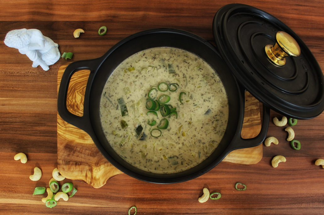 Vegane Käse-Lauch-Suppe mit Sojahack