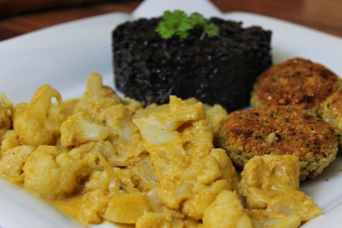 Blumenkohl-Erdnuss-Kokos-Curry mit Falafel & schwarzem Risotto