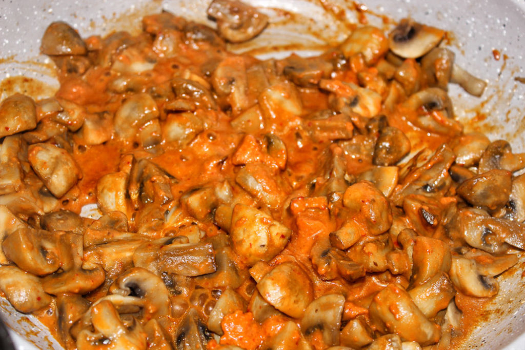 Champignon-Pfanne mit Paprika-Cashew Creme