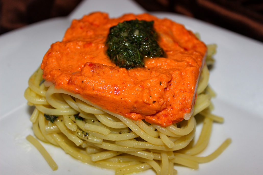 Geschichtetes Spaghetti-Pesto-Nest