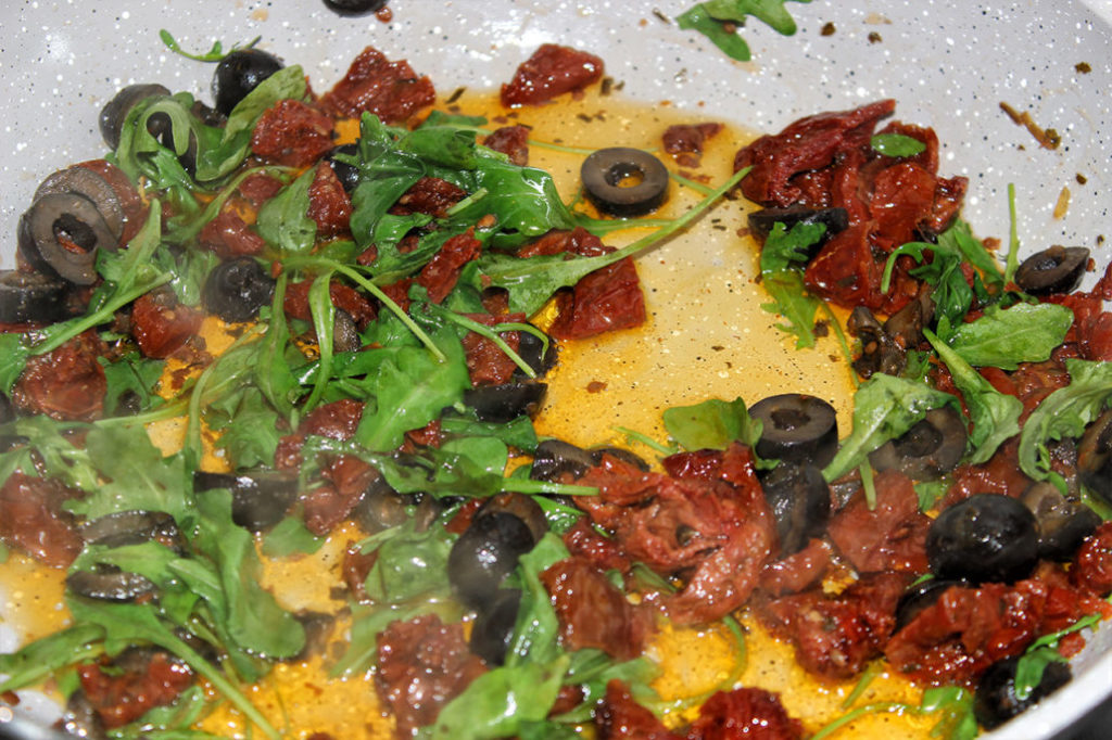 Getrocknete Tomaten-Oliven-Rucola Pfanne