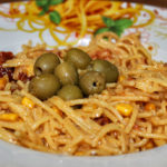 Glutenfreie Spaghetti und getrocknete Tomaten