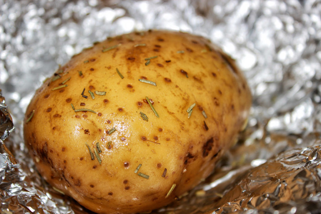 Ofenkartoffel mit Rosmarin in Alufolie