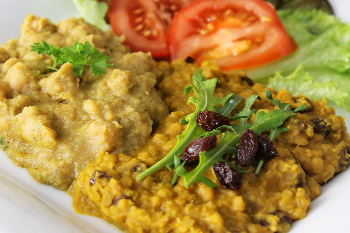 2 Rezepte: Rote-Linsen-Kokos-Curry mit Rosinen + Kichererbsenpüree