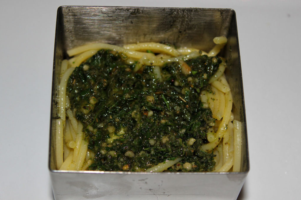 Rucola-Kräuter-Pesto auf Spaghetti - vegan & glutenfrei
