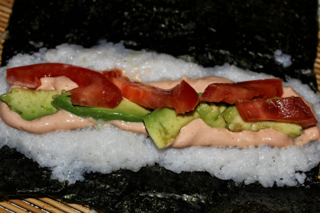 Sushi mit Avocado, Tomate & Cocktailsauce - vegan & glutenfrei