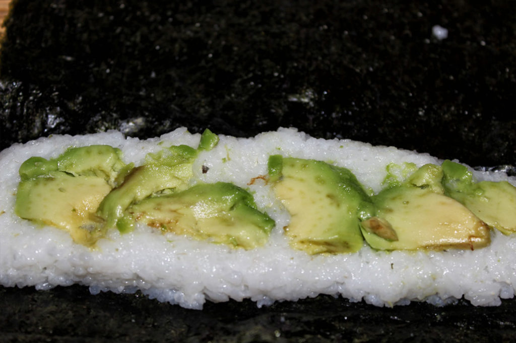 Sushi rollen mit Avocado
