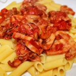 Vegane glutenfreie Pasta mit Tomate Champignon Soße