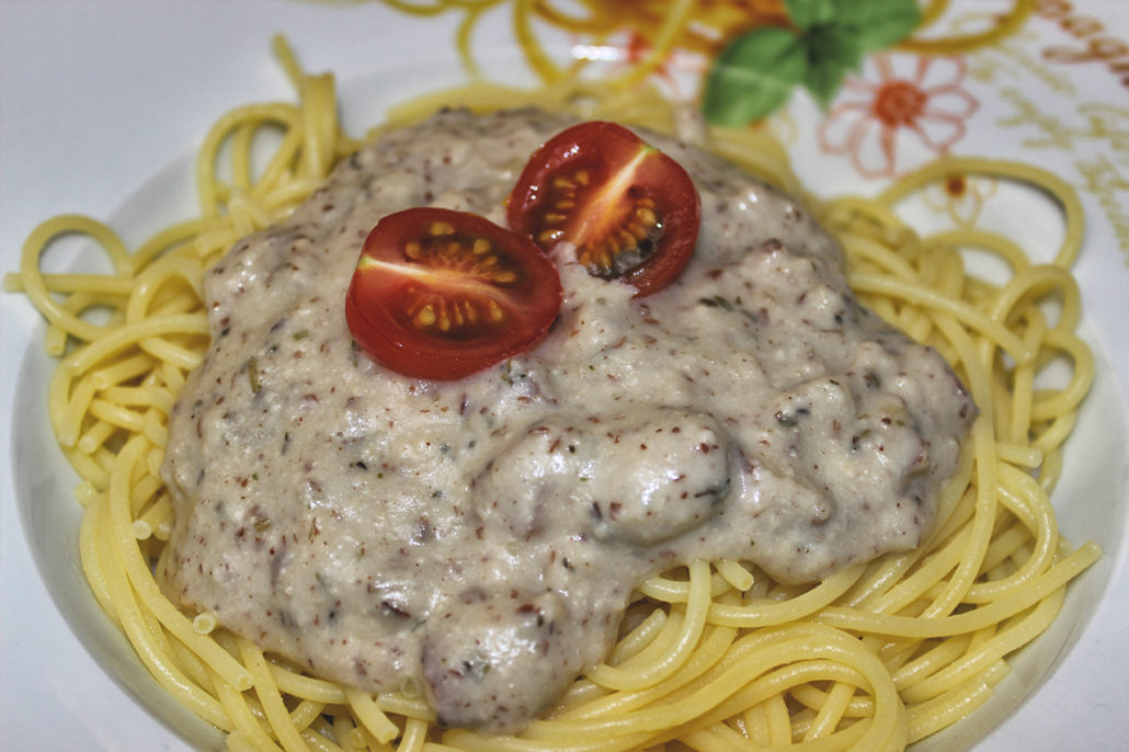 Vegane Spaghetti Carbonara mit Cashew-Käsesauce und Rauchmandeln