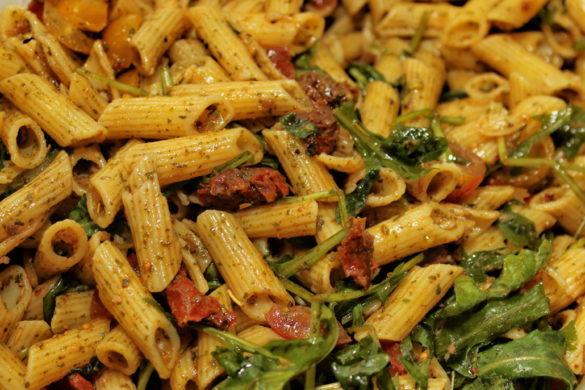 Mediterraner Nudelsalat mit getrockneten Tomaten & Rucola