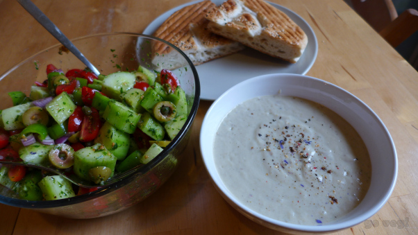 Vegane griechische Auberginencreme mit Faldenbrot und Salat