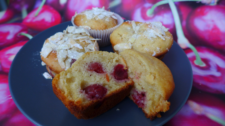 Vegane Muffins mit Kirschfüllung