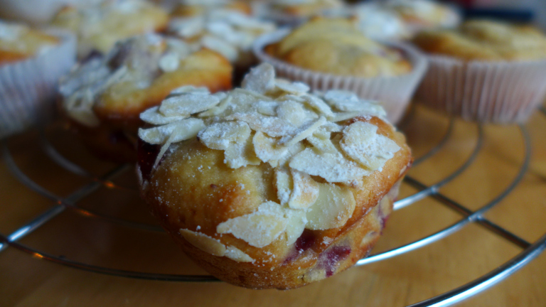 Vegane Kirsch-Marzipan-Muffins mit Mandeln - VeggieSearch