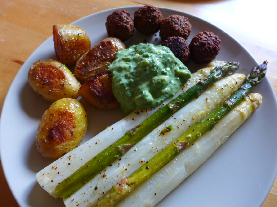 Vegane Frankfurter Grüne Soße mit Spargel