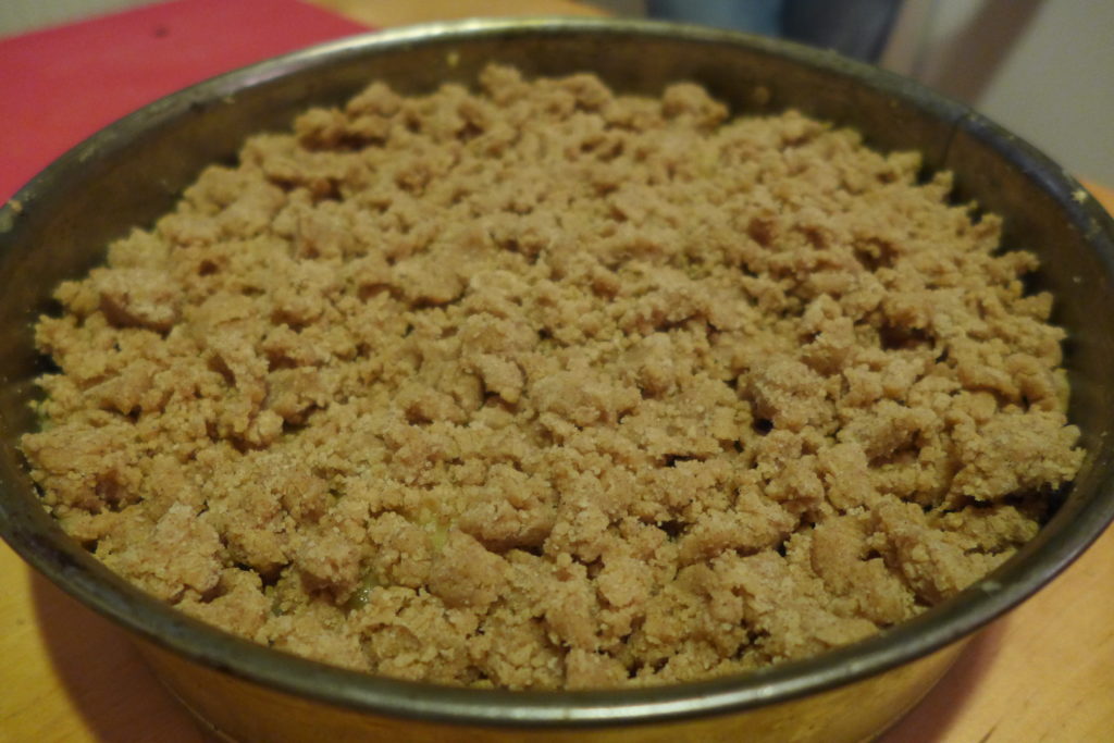 Apfelkuchen mit Streusel bedecken