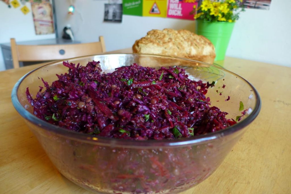 Roter Quinoa-Salat – vegan, glutenfrei und zuckerfrei