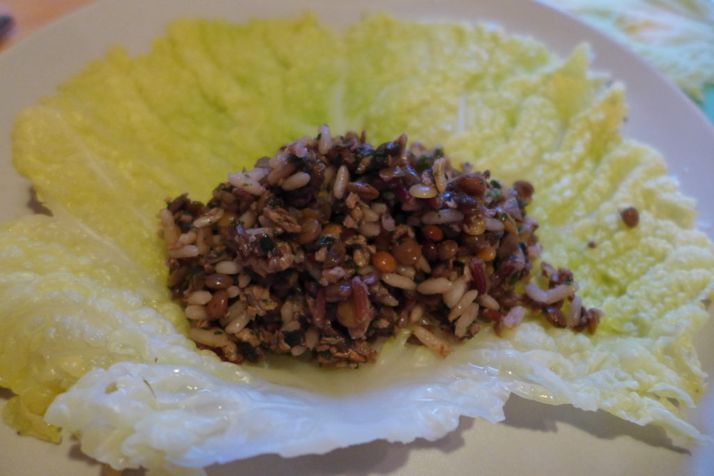 Vegane Kohlrouladen mit Linsen-Reis-Füllung