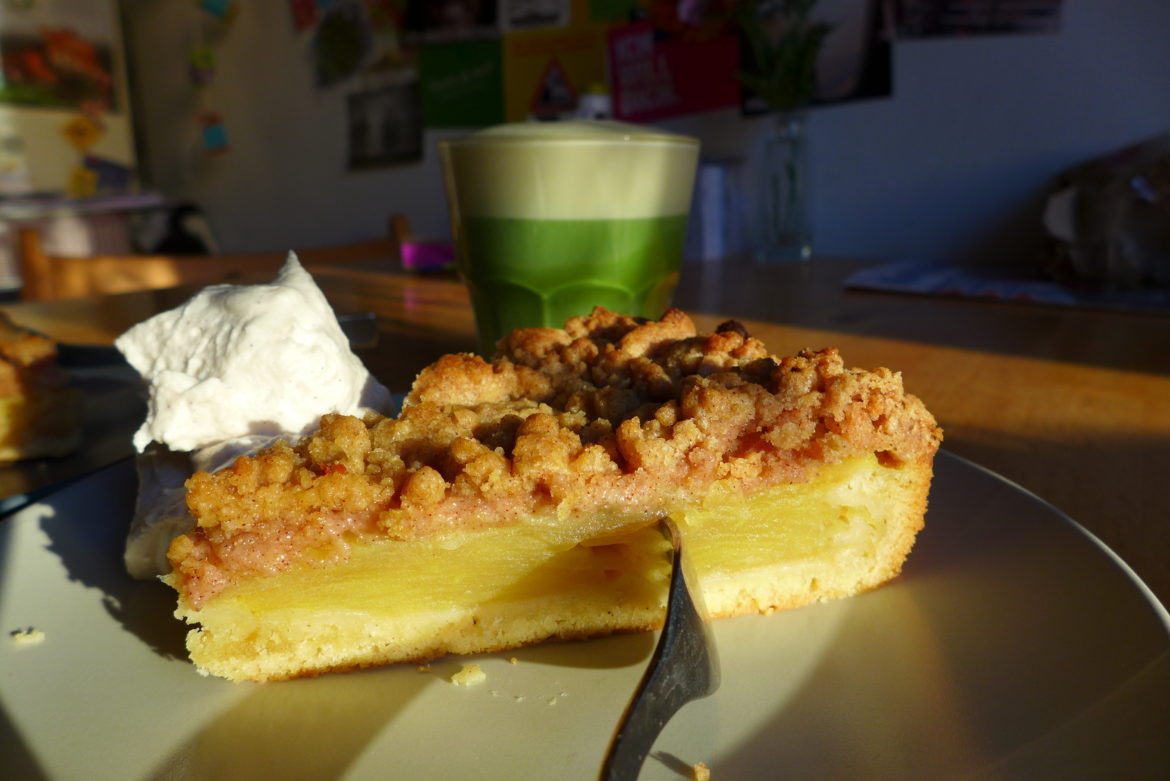 Veganer Apfelkuchen mit Zimtstreuseln