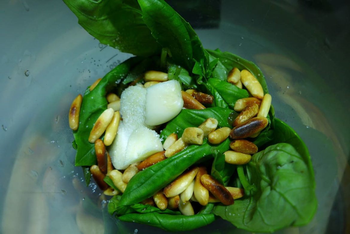 Veganes grünes Pesto aus Basilikum selber machen