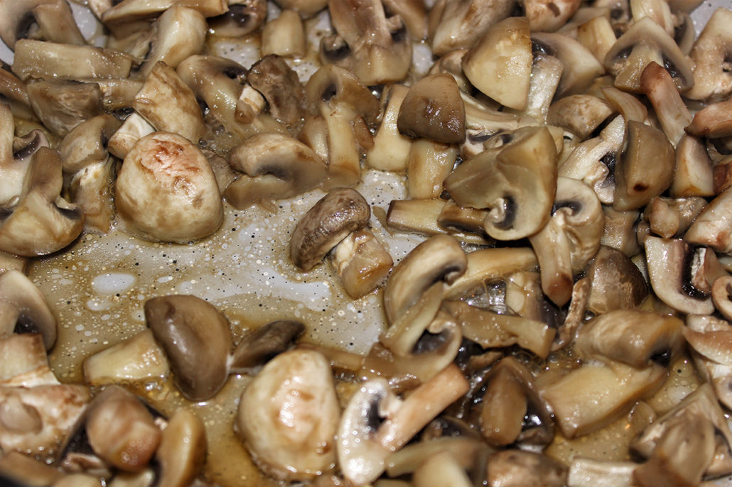 Vegane Champignon-Rucola-Pfanne mit Cashew-Paprika-Creme