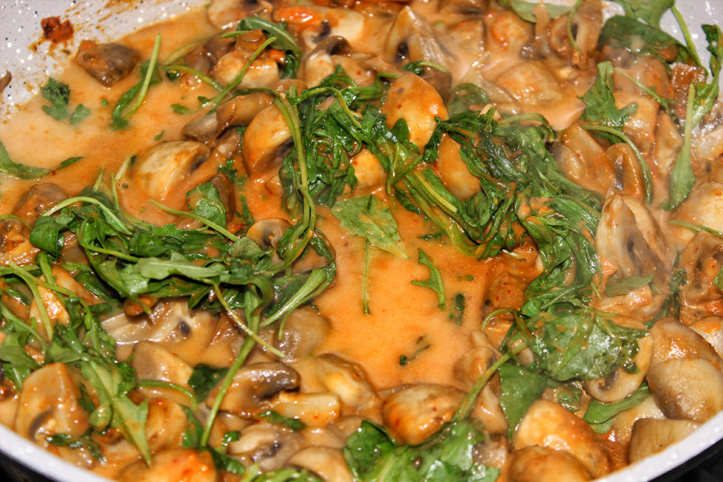 Vegane Champignon-Rucola-Pfanne mit Cashew-Paprika-Creme