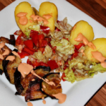 Ofenkartoffel mit Salat, Aubergine und Cocktailsauce - vegan und glutenfrei