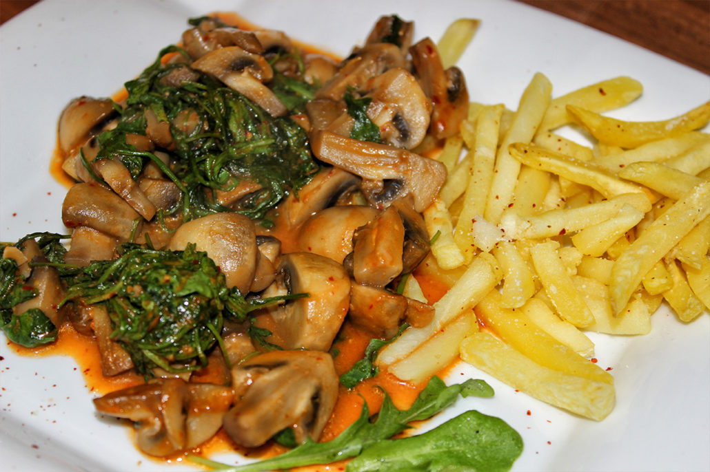 Vegane Champignon-Rucola-Pfanne mit Cashew-Paprika-Creme