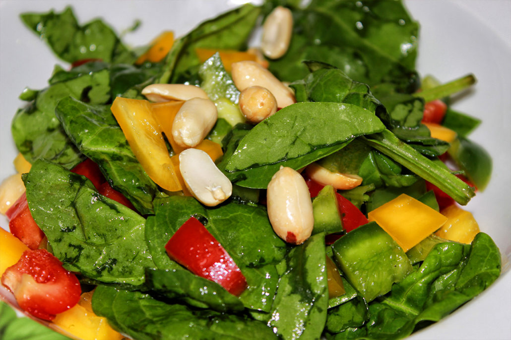 Blattspinat-Salat mit Erdnüssen - vegan &amp; glutenfrei ♻ VeggieSearch ♻
