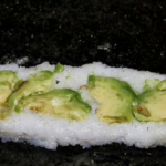 Sushi rollen mit Avocado